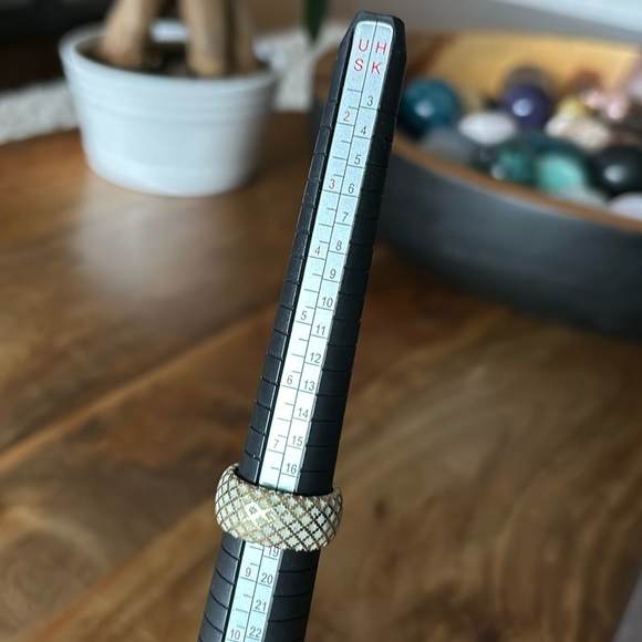 AUTHENTIC GUCCI DIAMANTISSIMA WHITE ENAMEL AND 18 KARAT YELLOW GOLD RING - Picture 4 of 15